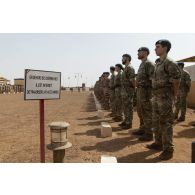 Rassemblement des soldats britanniques pour une cérémonie à Gao, au Mali.