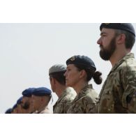 Rassemblement des soldats britanniques pour une cérémonie à Gao, au Mali.