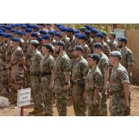 Rassemblement des soldats britanniques pour une cérémonie à Gao, au Mali.