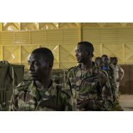 Des parachutistes nigériens s'équipent d'un ensemble de parachutage du combattant (EPC) sur la base de Niamey, au Niger.