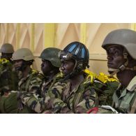 Des parachutistes nigériens écoutent un briefing avant un saut sur la base de Niamey, au Niger.