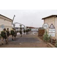 Des instructeurs du 35e régiment d'artillerie parachutiste (RAP) partent pour un exercice de saut sur la base de Niamey, au Niger.