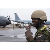 Un parachutiste nigérien embarque à bord d'un avion C-130 H-30 Hercules sur la base de Niamey, au Niger.