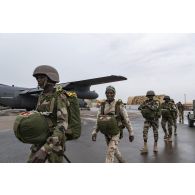 Des parachutistes nigériens embarquent à bord d'un avion C-130 H-30 Hercules sur la base de Niamey, au Niger.