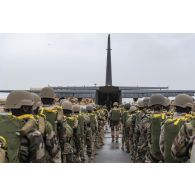 Un instructeur du 35e régiment d'artillerie parachutiste (RAP) encadre des parachutistes nigériens pour l'embarquement à bord d'un avion C-130 H-30 Hercules sur la base de Niamey, au Niger.