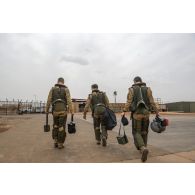 Des pilotes des escadrons 2/5 Île-de-France et 2/3 Champagne partent en mission depuis la base de Niamey, au Niger.