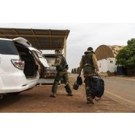Des pilotes des escadrons 2/5 Île-de-France et 2/3 Champagne partent en mission depuis la base de Niamey, au Niger.