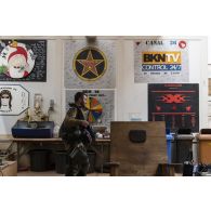 Un pilote de l'escadron 2/5 Île-de-France part en mission depuis la base de Niamey, au Niger.