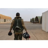 Un pilote de l'escadron 2/5 Île-de-France part en mission depuis la base de Niamey, au Niger.