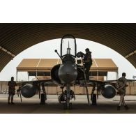 Un pilote de l'escadron de chasse 2/5 Île-de-France part en mission à bord de son avion Mirage 2000C depuis la base de Niamey, au Niger.