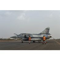 Atterrissage d'un avion Mirage 2000C de l'escadron de chasse 2/5 Île-de-France sur la base de Niamey, au Niger.