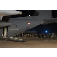 Des parachutistes nigériens embarquent à bord d'un avion C-130 H-30 Hercules pour un saut sur la base de Niamey, au Niger.