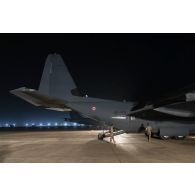 Un avion C-130 H-30 Hercules stationne sur la base de Niamey, au Niger.