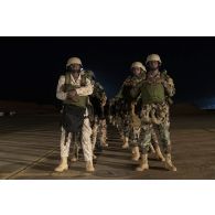 Des parachutistes nigériens embarquent à bord d'un avion C-130 H-30 Hercules pour un saut sur la base de Niamey, au Niger.