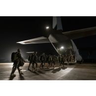 Des parachutistes nigériens embarquent à bord d'un avion C-130 H-30 Hercules pour un saut sur la base de Niamey, au Niger.