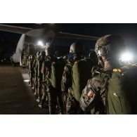 Des parachutistes nigériens embarquent à bord d'un avion C-130 H-30 Hercules pour un saut sur la base de Niamey, au Niger.