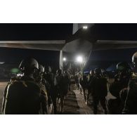 Des parachutistes nigériens embarquent à bord d'un avion C-130 H-30 Hercules pour un saut sur la base de Niamey, au Niger.