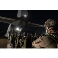 Des parachutistes nigériens embarquent à bord d'un avion C-130 H-30 Hercules pour un saut sur la base de Niamey, au Niger.