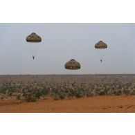 Des paras du 35e régiment d'artillerie parachutiste (RAP) sautent depuis un avion C-130 H-30 Hercules au-dessus de Tara à Niamey, au Niger.