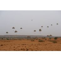Des paras du 35e régiment d'artillerie parachutiste (RAP) sautent depuis un avion C-130 H-30 Hercules au-dessus de Tara à Niamey, au Niger.