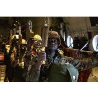 Un parachutiste nigérien saute depuis un avion C-130 H-30 Hercules au-dessus de Tara à Niamey, au Niger.