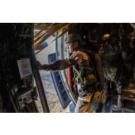 Un parachutiste nigérien saute depuis un avion C-130 H-30 Hercules au-dessus de Tara à Niamey, au Niger.