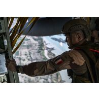 Un parachutiste nigérien saute depuis un avion C-130 H-30 Hercules au-dessus de Tara à Niamey, au Niger.