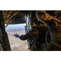 Un parachutiste nigérien saute depuis un avion C-130 H-30 Hercules au-dessus de Tara à Niamey, au Niger.