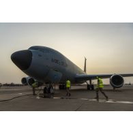 Préparation d'un avion ravitailleur Boeing KC-135R Stratotanker pour une mission depuis la base de Niamey, au Niger.