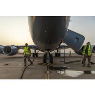 Préparation d'un avion ravitailleur Boeing KC-135R Stratotanker pour une mission depuis la base de Niamey, au Niger.