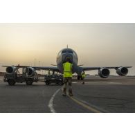 Préparation d'un avion ravitailleur Boeing KC-135R Stratotanker pour une mission depuis la base de Niamey, au Niger.