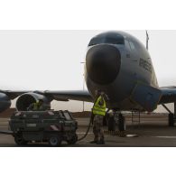 Préparation d'un avion ravitailleur Boeing KC-135R Stratotanker pour une mission depuis la base de Niamey, au Niger.