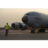 Préparation d'un avion ravitailleur Boeing KC-135R Stratotanker pour une mission depuis la base de Niamey, au Niger.