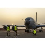 Préparation d'un avion ravitailleur Boeing KC-135R Stratotanker pour une mission depuis la base de Niamey, au Niger.
