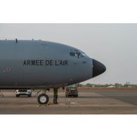Préparation d'un avion ravitailleur Boeing KC-135R Stratotanker pour une mission depuis la base de Niamey, au Niger.