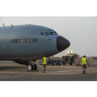 Préparation d'un avion ravitailleur Boeing KC-135R Stratotanker pour une mission depuis la base de Niamey, au Niger.