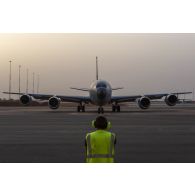 Décollage d'un avion ravitailleur Boeing KC-135R Stratotanker depuis la base de Niamey, au Niger.