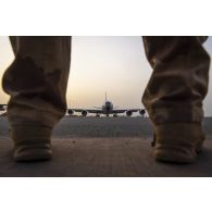 Décollage d'un avion ravitailleur Boeing KC-135R Stratotanker depuis la base de Niamey, au Niger.