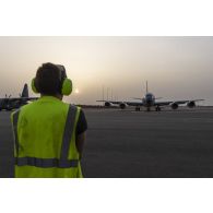 Décollage d'un avion ravitailleur Boeing KC-135R Stratotanker depuis la base de Niamey, au Niger.