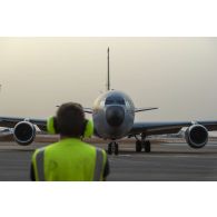 Décollage d'un avion ravitailleur Boeing KC-135R Stratotanker depuis la base de Niamey, au Niger.