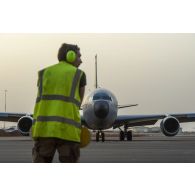Décollage d'un avion ravitailleur Boeing KC-135R Stratotanker depuis la base de Niamey, au Niger.