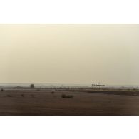 Décollage d'un avion ravitailleur Boeing KC-135R Stratotanker depuis la base de Niamey, au Niger.