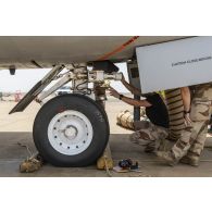 L'équipage de l'escadron de ravitaillement en vol 4/31 Sologne effectue la visite prévol de son avion ravitailleur Boeing KC-135R avant de partir en mission depuis la base de Niamey, au Niger.