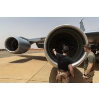 L'équipage de l'escadron de ravitaillement en vol 4/31 Sologne effectue la visite prévol de son avion ravitailleur Boeing KC-135R avant de partir en mission depuis la base de Niamey, au Niger.