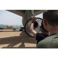 L'équipage de l'escadron de ravitaillement en vol 4/31 Sologne effectue la visite prévol de son avion ravitailleur Boeing KC-135R avant de partir en mission depuis la base de Niamey, au Niger.