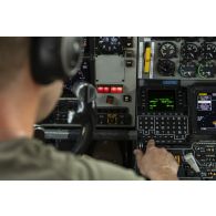 Portrait du pilote d'un avion ravitailleur Boeing KC-135R en vol au-dessus de Niamey, au Niger.