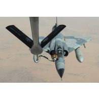 Avitaillement en vol d'un avion Mirage 2000C de l'escadron de chasse 2/5 Île-de-France par un boeing KC-135R Stratotanker au-dessus du Niger.
