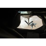 Avitaillement en vol d'un avion Mirage 2000C de l'escadron de chasse 2/5 Île-de-France par un boeing KC-135R Stratotanker au-dessus du Niger.