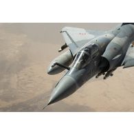 Un avion Mirage 2000C de l'escadron de chasse 2/5 Île-de-France vole au-dessus du Niger.
