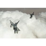 Des avions Mirage 2000C de l'escadron de chasse 2/5 Île-de-France et Mirage 2000D de l'escadron de chasse 2/3 Champagne larguent des leurres au-dessus du Niger.